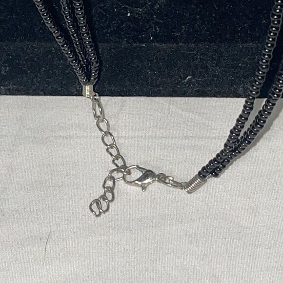 Beaded necklace with large shell emblem - Picture 6 of 8